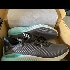 NIB Ladies Adidas Alphabounce running shoe